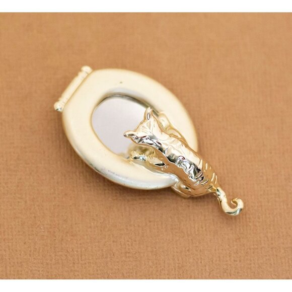 Vintage Adorable Kitten On A Toilet Gold Tone Brooch by Gerry's - Y2 - Picture 1 of 3